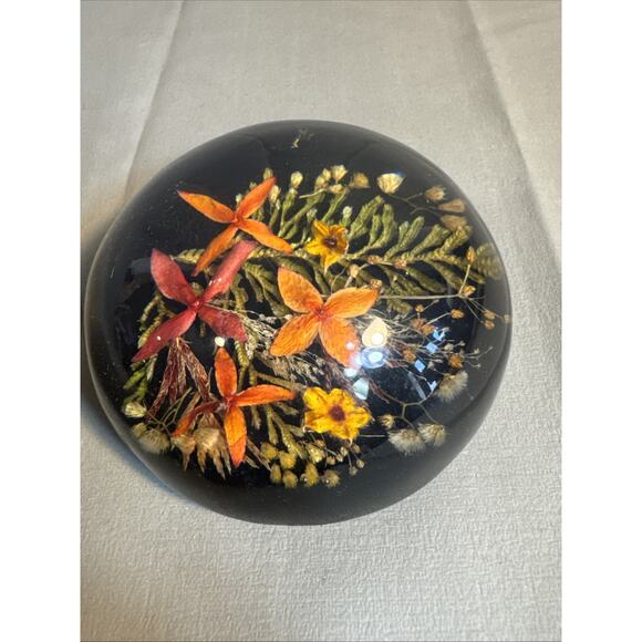 Original Carole Dunnett English Wild Flower Acrylic Paperweight 4” - Picture 3 of 6